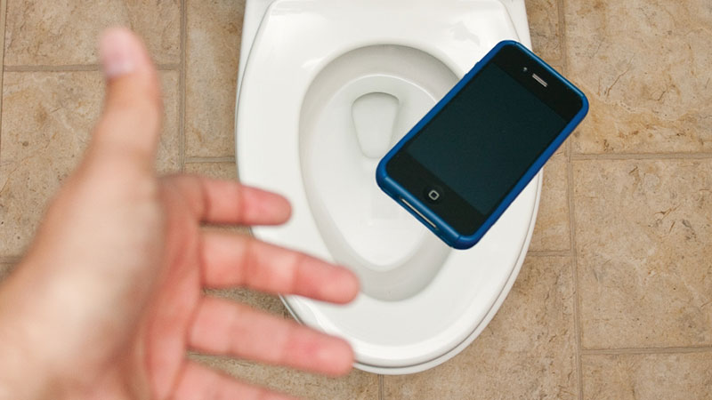درآوردن موبایل از چاه توالت-لوله بازکنی کرج